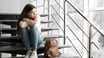 Une adolescente assise seule dans un escalier