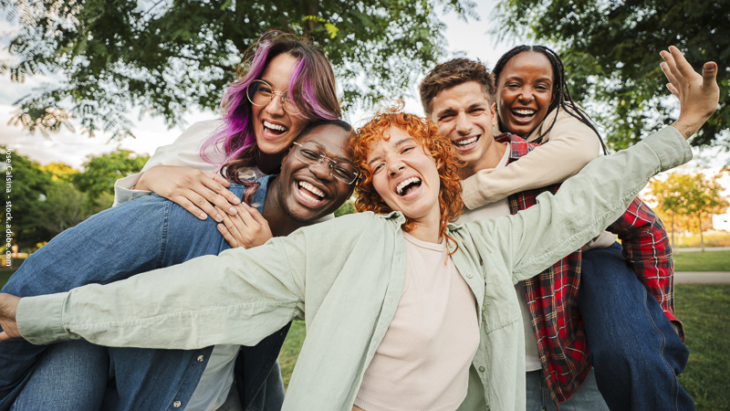 Groupe d’adolescents souriants et complices, illustrant les relations d’amitié et les changements de groupe chez les jeunes.
