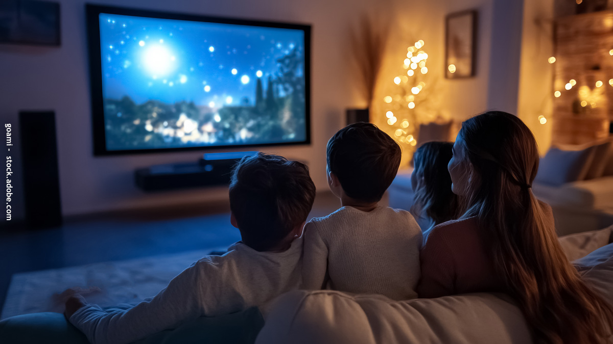 Famille qui regarde un dessin animé