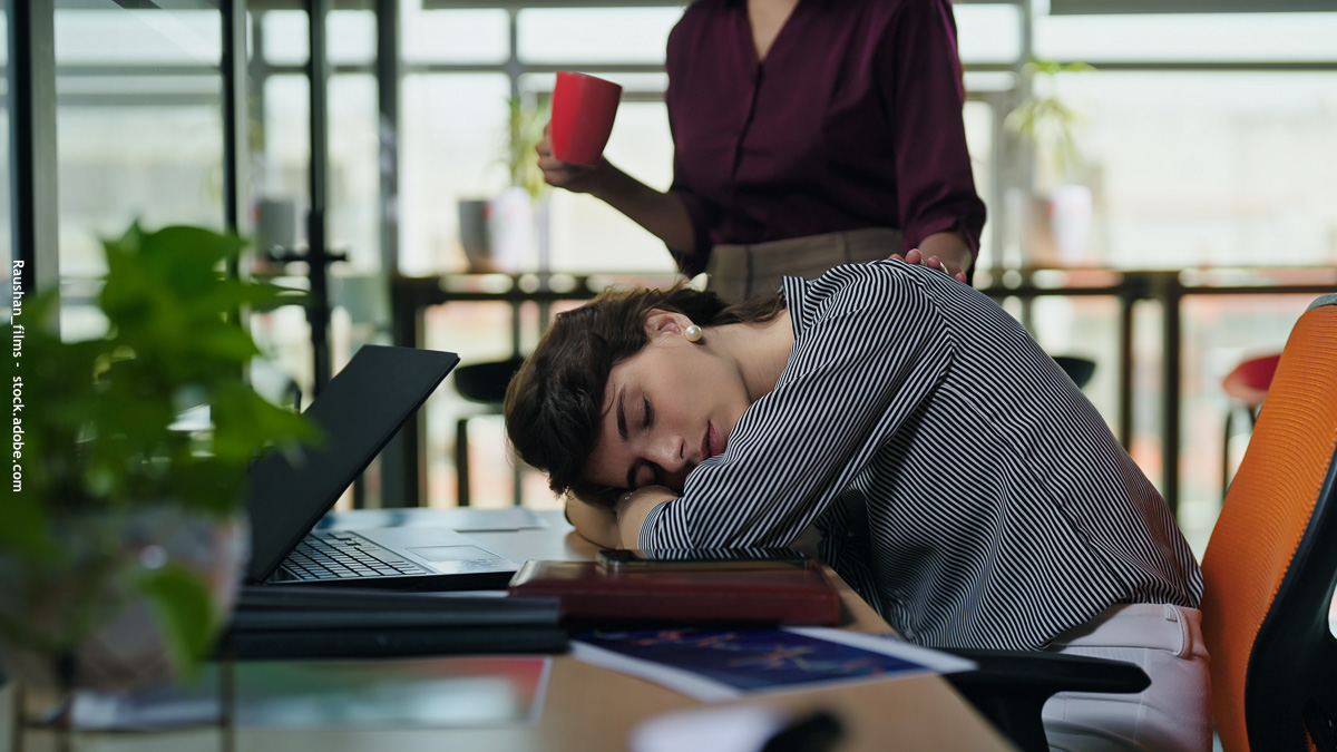 Adolescente qui dort sur son bureau