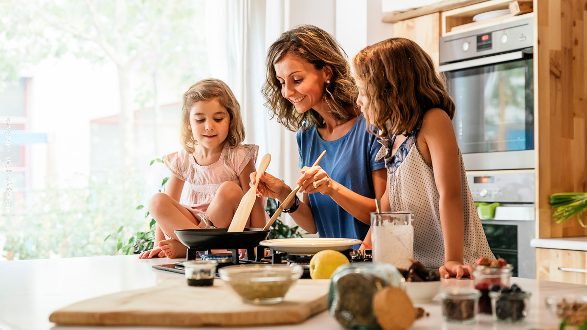 Famille qui cuisine ensemble