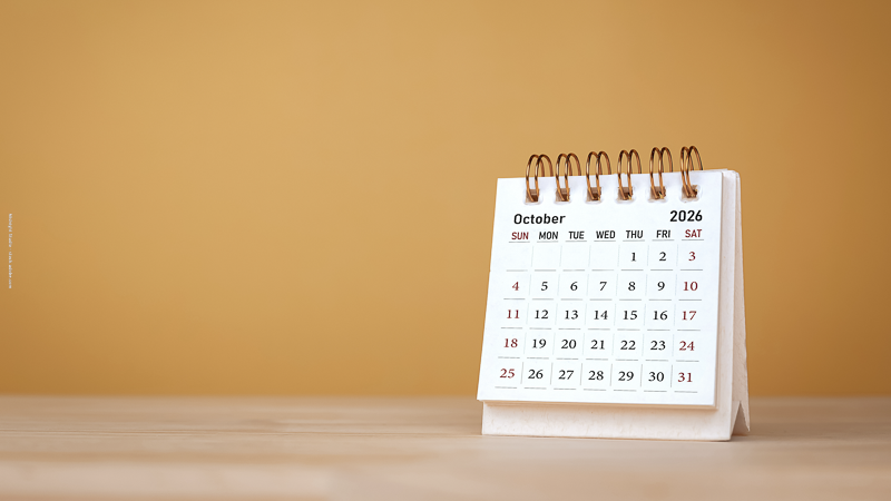 Calendrier du mois d’octobre posé sur une table : symbole de l’organisation nécessaire pour partager les vacances scolaires en cas de séparation.