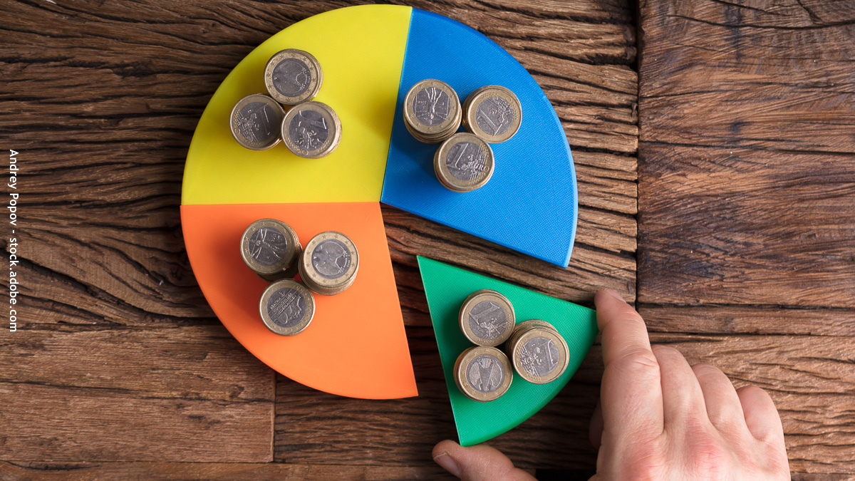 Budget familial et rentrée scolaire : illustration de la gestion des dépenses avec un graphique coloré et des pièces en euros.
