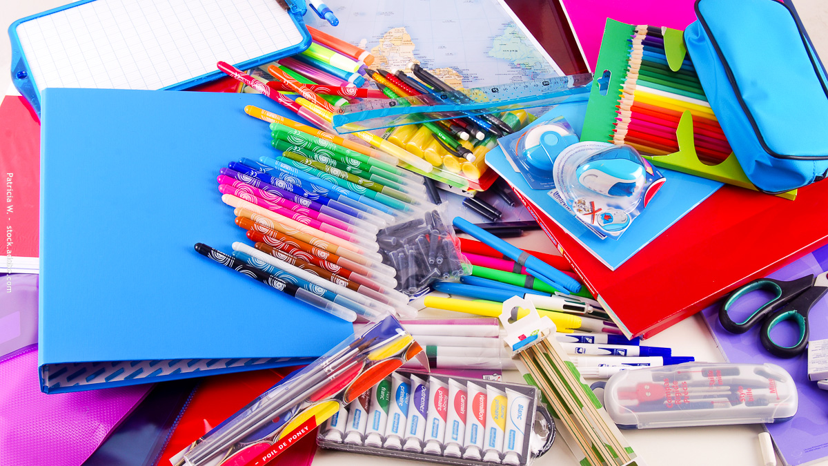 Fournitures scolaires colorées : stylos, cahiers, crayons et accessoires indispensables pour une rentrée bien organisée.
