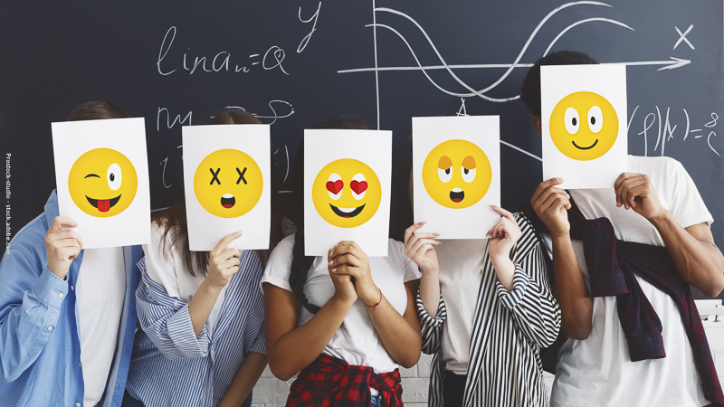 Groupe d’enfants cachant leur visage avec des emojis, représentant les émotions variées et leur expression à l’école.