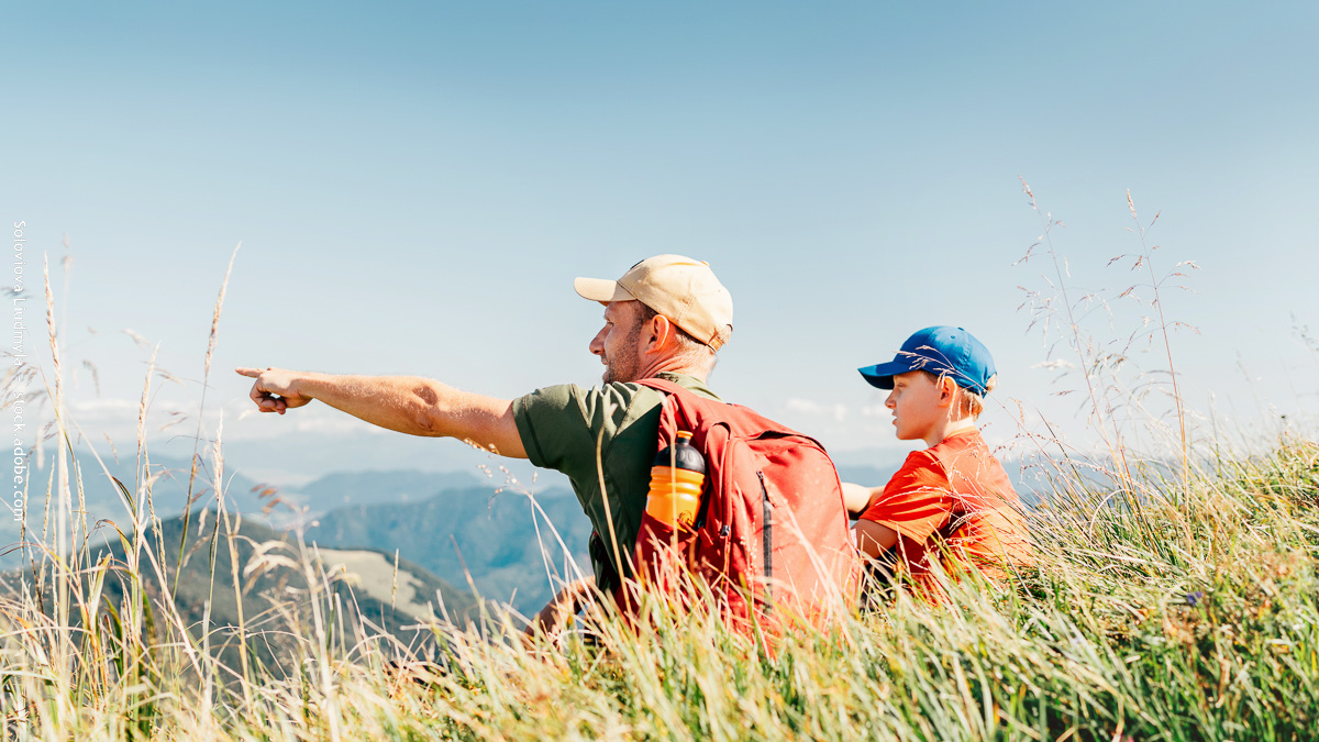 Père et fils en randonnée en montagne