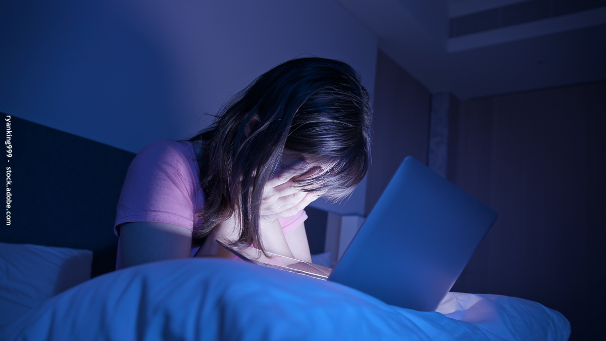 Enfant triste devant un écran