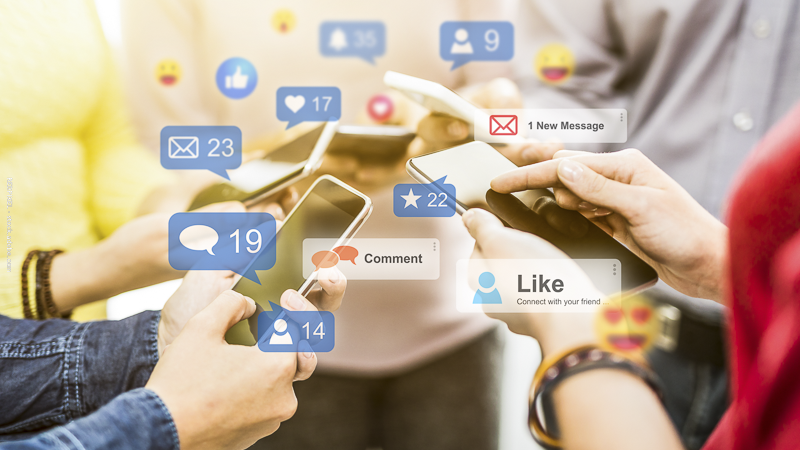 Jeunes scrolant sur leurs téléphones avec icônes de réseaux sociaux, symbolisant les enjeux d’usage chez les adolescents.
