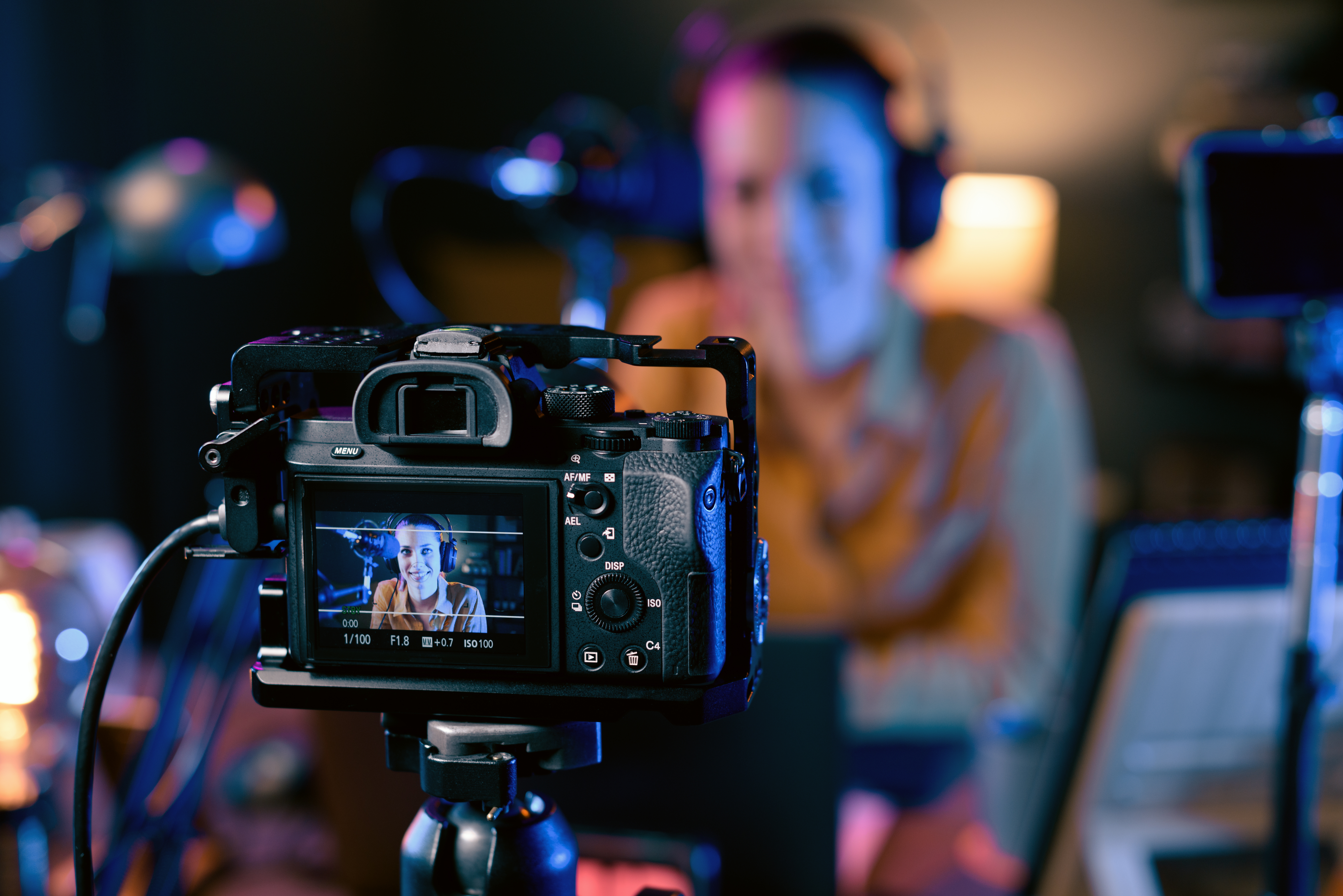 Caméra filmant une jeune créatrice de contenu, illustrant YouTube, les vidéos éducatives et les nouveaux formats d’apprentissage pour les ados.