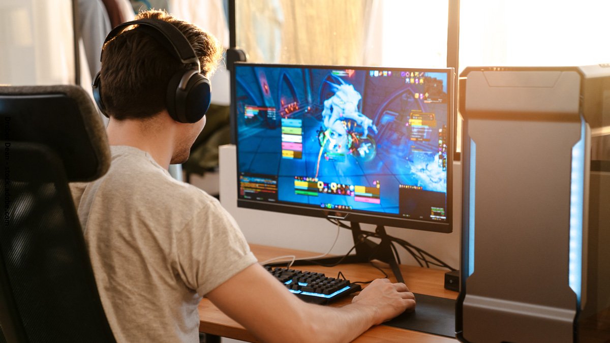 Jeune garçon qui joue aux jeux vidéo sur un ordinateur