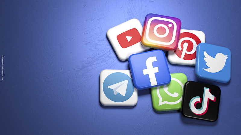 Icônes des réseaux sociaux TikTok, Instagram, Facebook et YouTube en 3D sur fond bleu