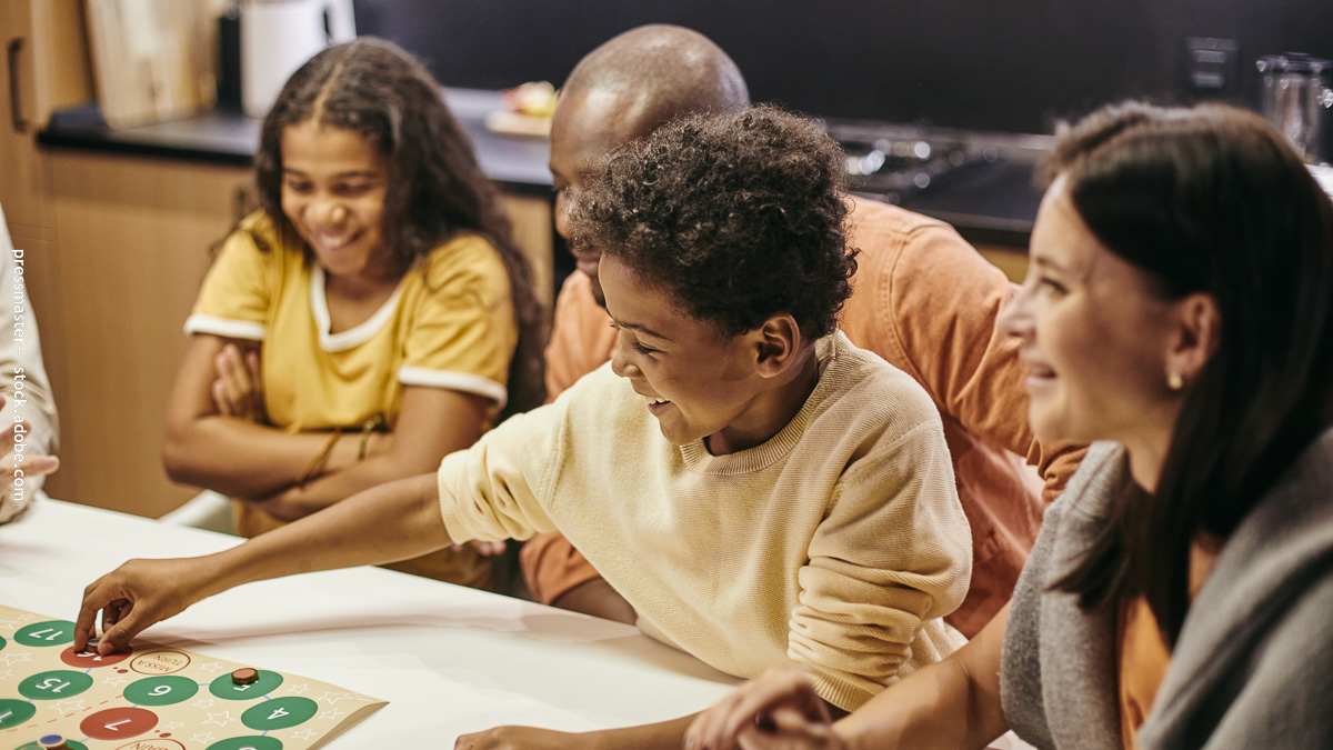 Famille qui joue aux jeux de sociétés