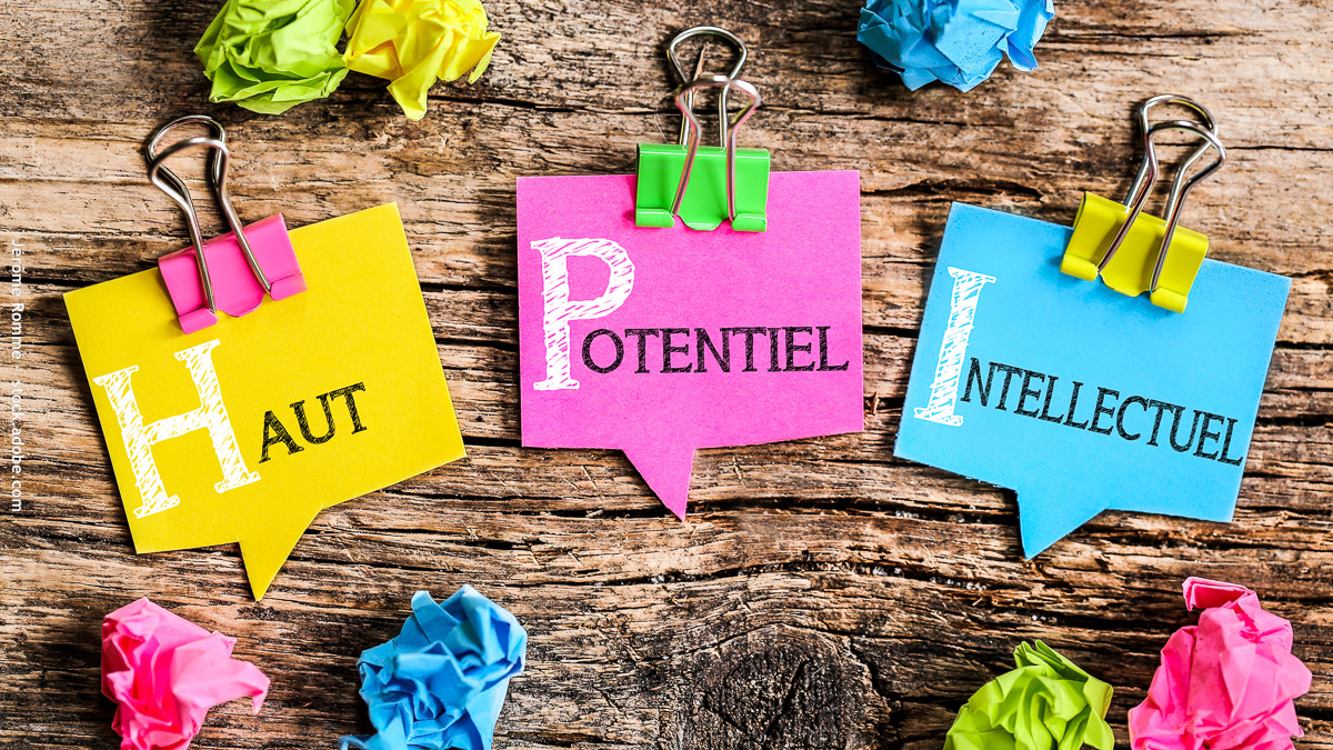 Post it avec écrit dessus haut potentiel intellectuel