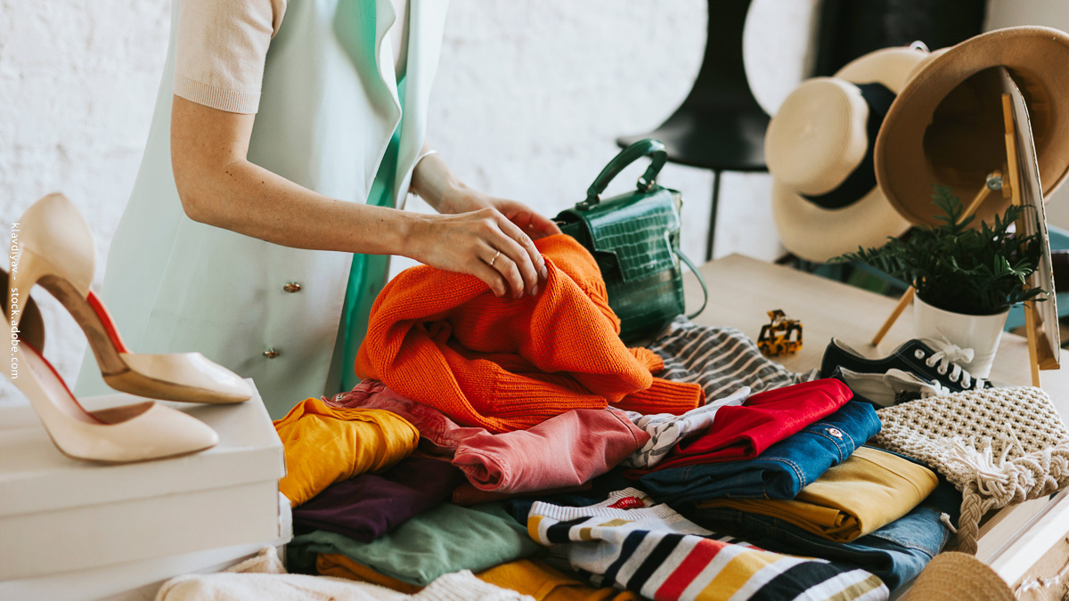 Stand de vêtements et accessoires de seconde main : pulls, jeans, chaussures et sacs proposés pour une consommation éco-responsable.