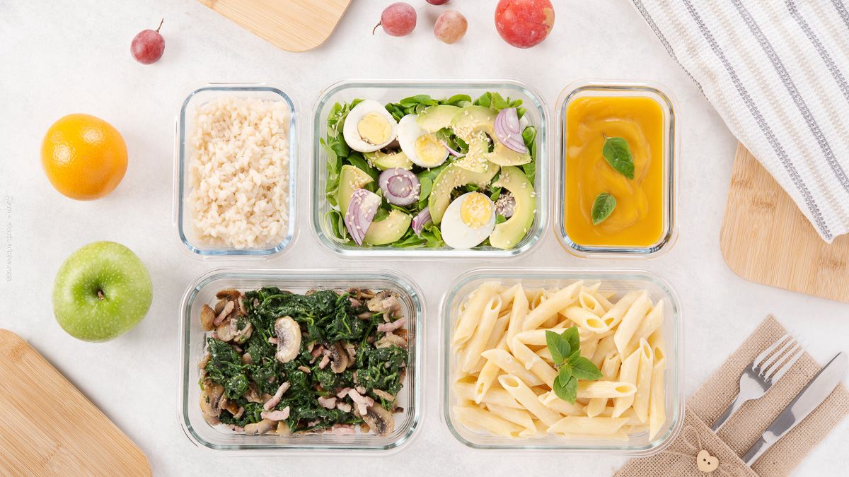 Repas équilibrés préparés à l’avance : exemple de batch cooking avec pâtes, légumes, riz, soupe et salade pour simplifier les soirs de semaine.