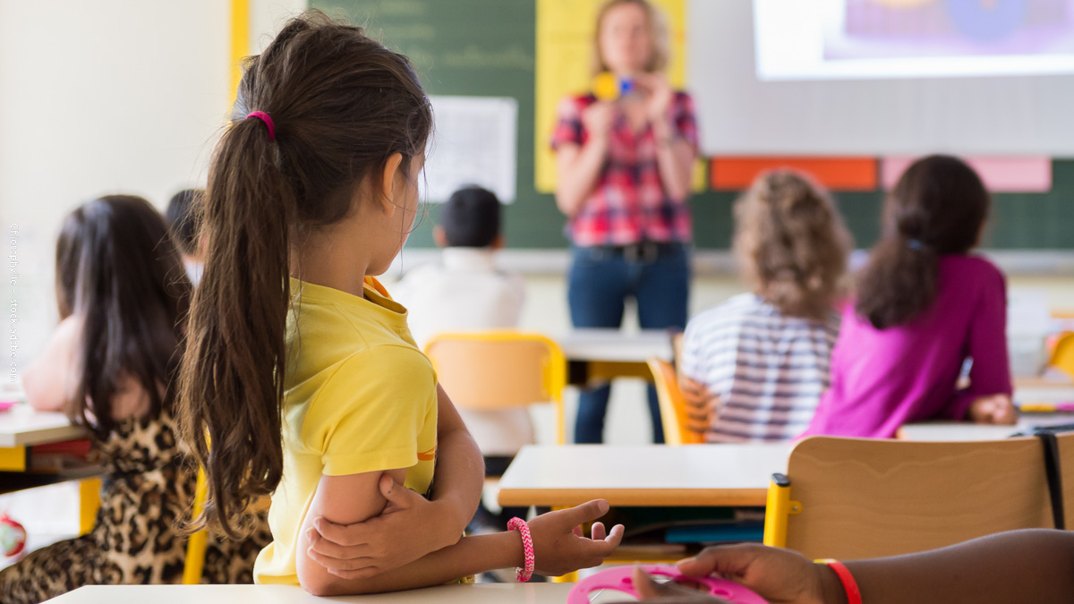 En classe, les élèves découvrent un nouvel enseignant. La rentrée scolaire rime avec adaptation et parfois appréhension pour les enfants.