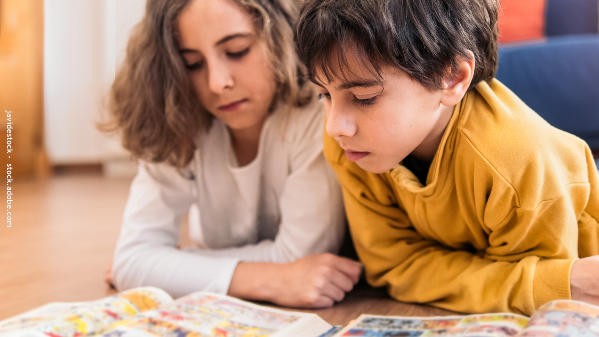 Deux enfants qui lisent des bandes dessinés 