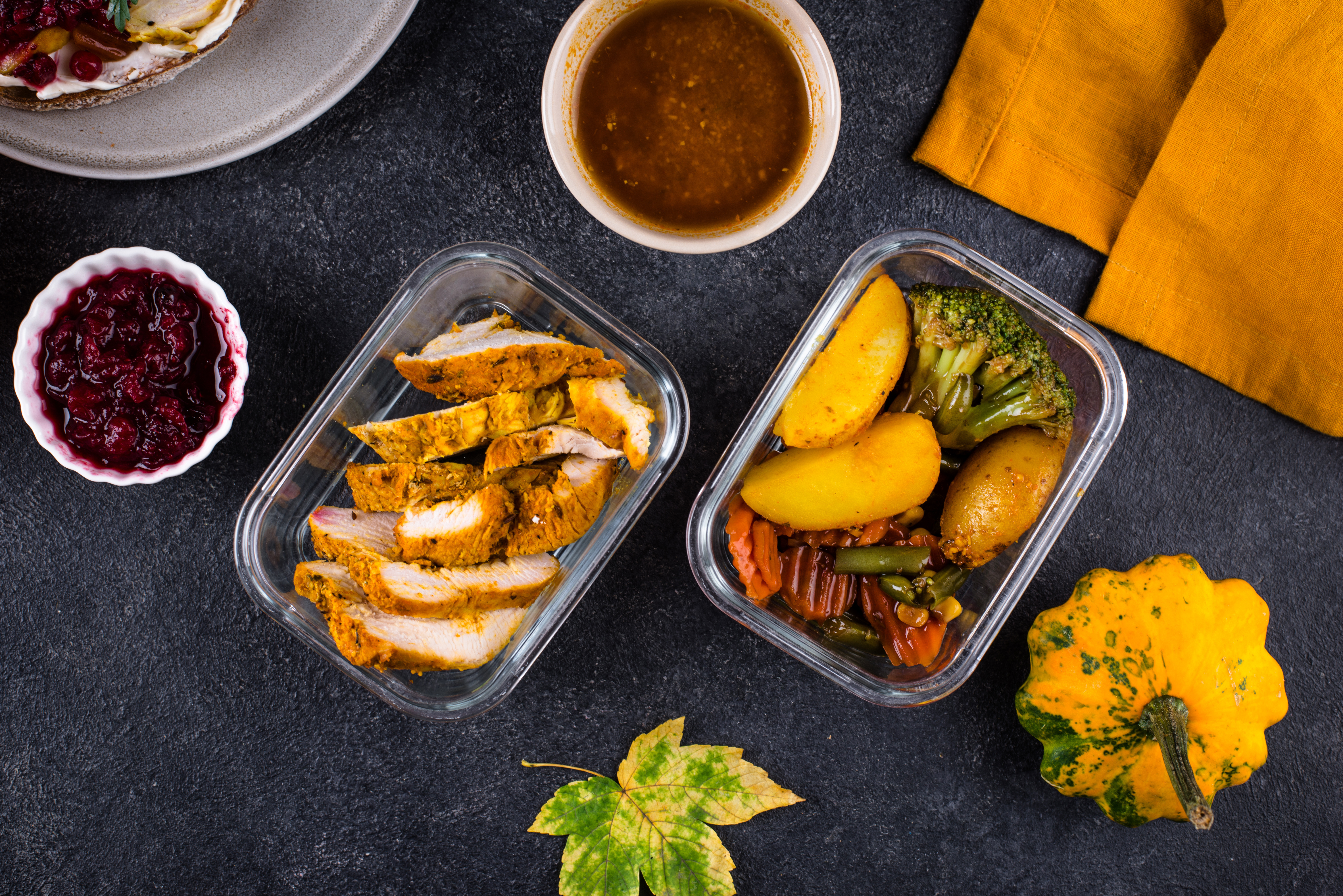 Préparations de repas stockées en contenants en verre avec légumes et viande — illustration du batch cooking festif pour anticiper le repas de Noël.