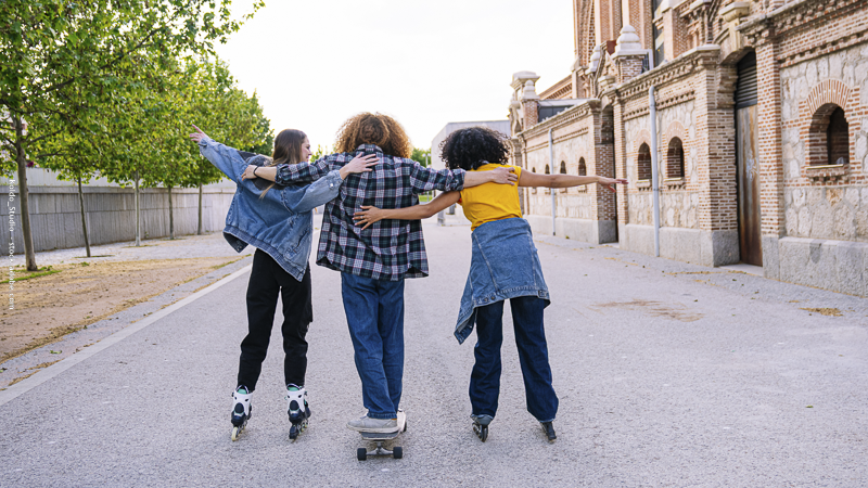 Enfants qui profitent de temps libre pour aller jouer au roller et skate dans la rue